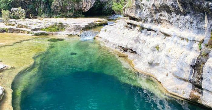 Trekking a Carrubbella tra laghetti segreti e piscine naturali