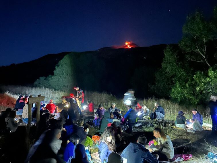 Partecipanti a un’esperienza serale di Sharing Sicily sull’Etna