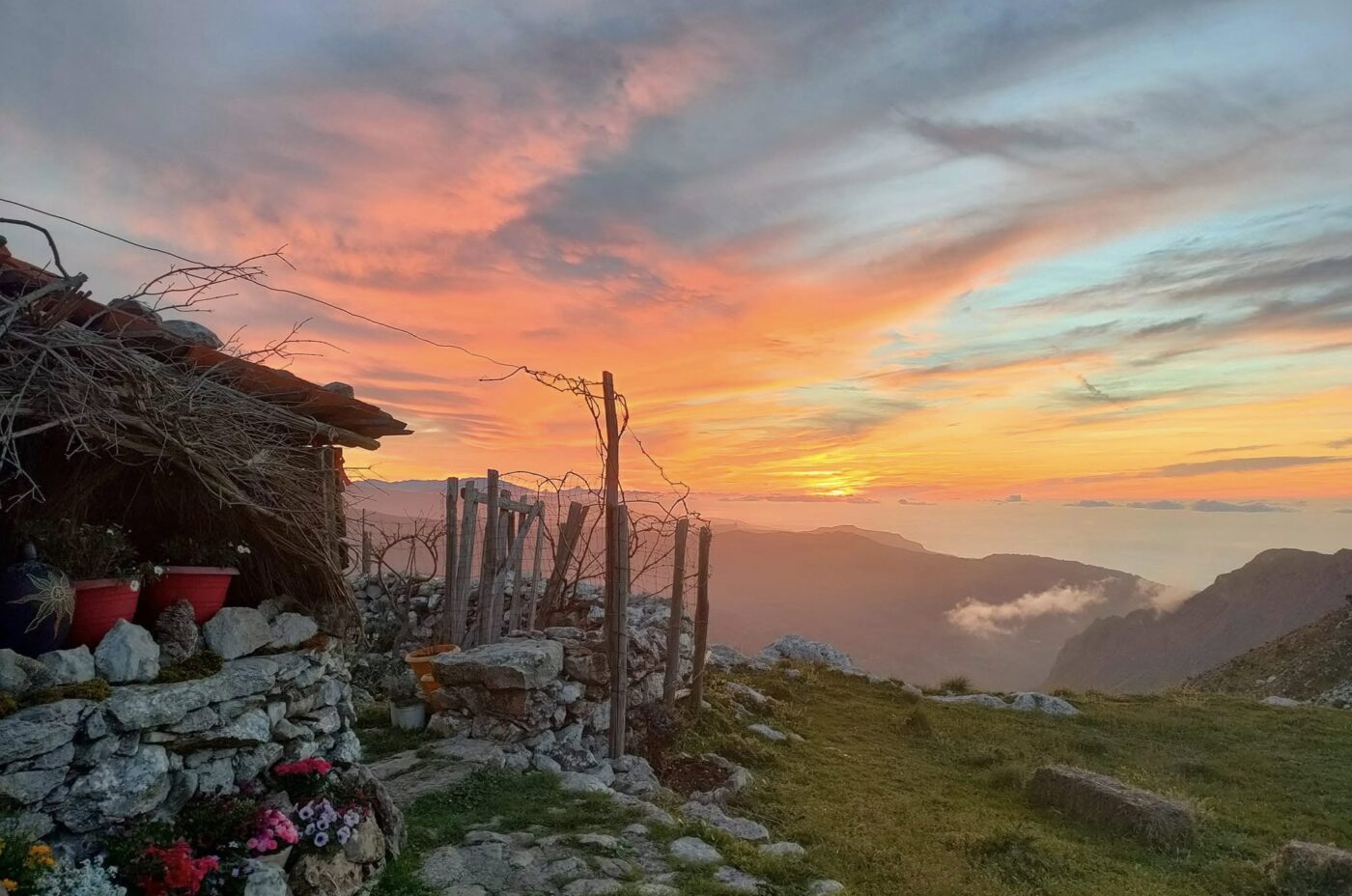 Rocche del Crasto: trekking al tramonto tra grifoni e Rifugio del Sole