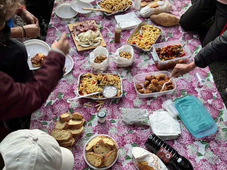 Momento conviviale durante un aperitrekking di Sharing Sicily
