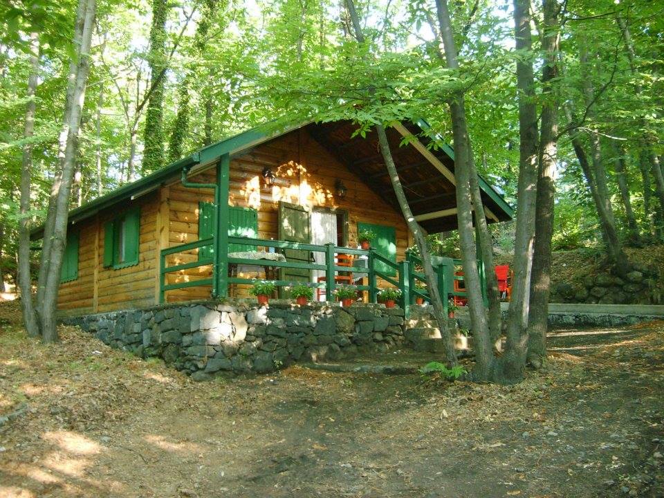 Chalet Etna Milo, chalet in legno immerso nel bosco a Milo