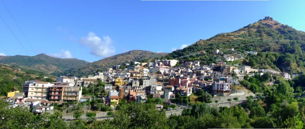 Panorama di Antillo tra le montagne della Valle d’Agrò