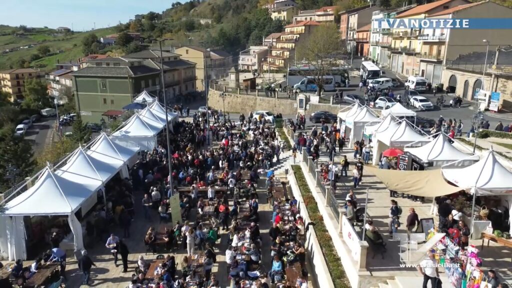 Stand e visitatori alla Sagra del Suino Nero e del Fungo Porcino di Cesarò nel 2025